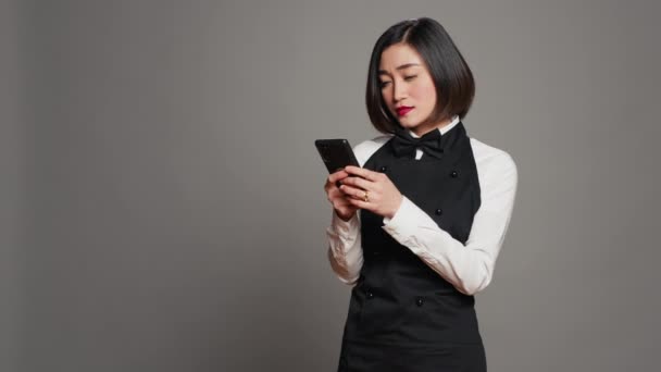 Azjatycki Serwer Czuje Się Szczęśliwy Przeczytaniu Dobrych Wiadomości Przez Telefon — Wideo stockowe
