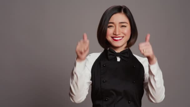 Усміхнена Офіціантка Дає Великі Пальці Підпис Перед Камерою Працюючи Ятизірковому — стокове відео