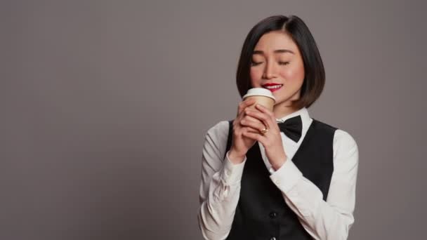 Азиатская Секретарша Подающая Чашку Кофе Перед Камерой Отдыхает Наслаждается Горячим — стоковое видео
