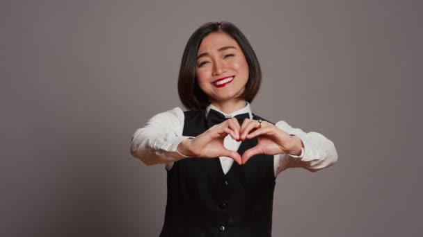 Hoteldirektorin Zeigt Herzform Symbol Kamera Drückt Romantische Geste Aus Und — Stockvideo