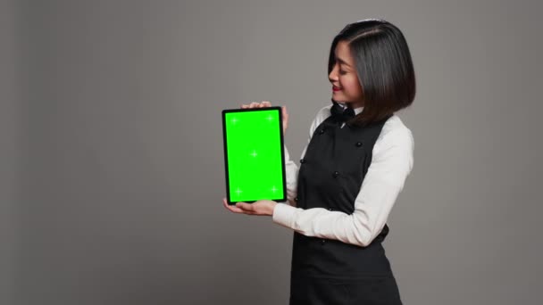 Kelnerka Trzymająca Tablet Zielonym Ekranem Przed Kamerą Prezentująca Pusty Szablon — Wideo stockowe