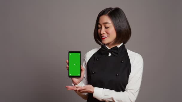 Gospodyni Restauracji Prezentuje Smartfon Zielonym Ekranem Pokazując Pojedynczy Wyświetlacz Układem — Wideo stockowe