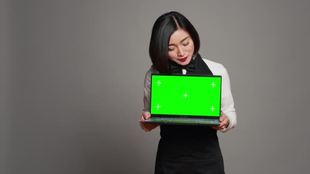 Азиатский Сервер Представляющий Зеленый Экран Ноутбуке Студии Одет Униформу Фартуком — стоковое видео