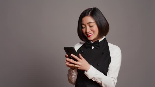 Restaurante Hostess Mensagens Texto Para Confirmar Reservas Aplicativo Telefone Trabalhando — Vídeo de Stock
