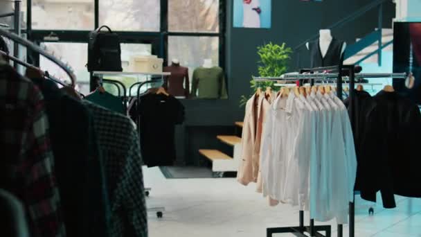 Boutique Sartoriale Pieno Nuova Linea Abbigliamento Design Appendiabiti Rack Con — Video Stock