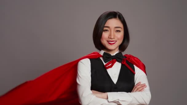 Asiatisk Receptionist Poserar Med Röd Super Hjälte Cape Kameran Känner — Stockvideo