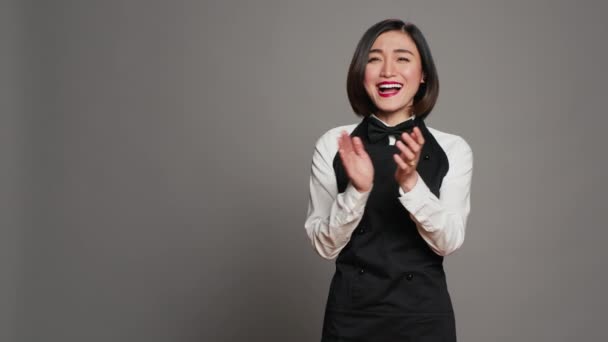 Hostitelka Restaurace Tleská Pro Někoho Oslavuje Jásá Blahopřeje Studiu Asijská — Stock video