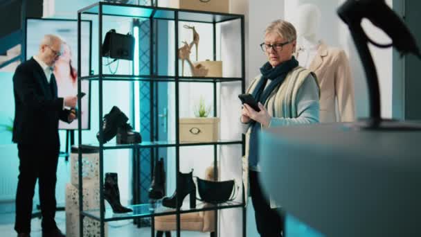Senior Kund Letar Efter Ett Visst Mode Objekt Från Butik — Stockvideo