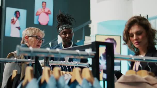 Profesjonalny Stylista Pomaga Starszemu Klientowi Wybrać Ubrania Nowej Garderoby Polecając — Wideo stockowe