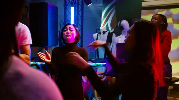 Mladí Lidé Tančí Klubu Baví Diskotéce Tanečním Parketu Funky Hudbou — Stock fotografie