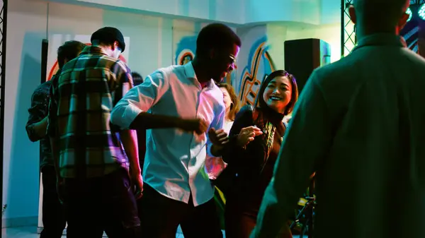 Счастливые Мужчины Женщины Танцуют Клубе Веселятся Прыгая Электронной Музыке Группа — стоковое фото