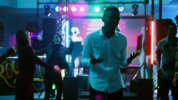 Erkek Insan Arkadaşlarıyla Diskotekte Parti Yapıyor Gece Kulübünde Elektronik Müzik — Stok fotoğraf
