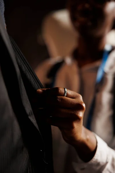 Äärimmäisen Lähellä Korkealaatuista Designer Pukua Jonka Afrikkalainen Amerikkalainen Suitmaker Valmistaa — kuvapankkivalokuva