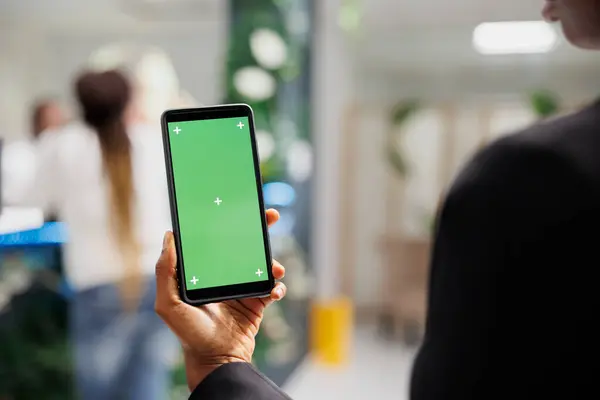 Женщина Держит Мобильный Телефон Зеленым Экраном Руке Время Покупок Бутике — стоковое фото