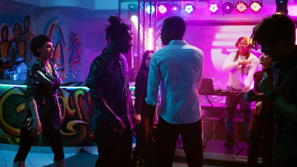Disko Partisinde Canlı Müzikle Dans Eden Bir Grup Arkadaş Kutlama — Stok fotoğraf