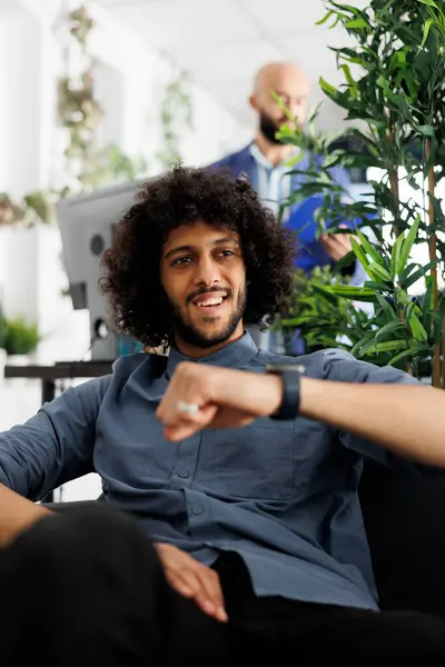 聪明的商人计划使用聪明的语音记录应用程序来完成会议日程 在商业办公室工作时 阿拉伯年轻人对健身跟踪器的专业跟踪活动 — 图库照片