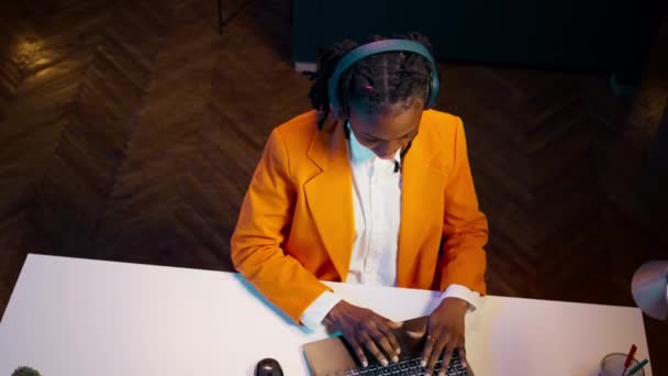 Mladý Žák Odpočívá Moderní Hudbou Sluchátkách Pohodlně Sedí Dává Pauzu — Stock video