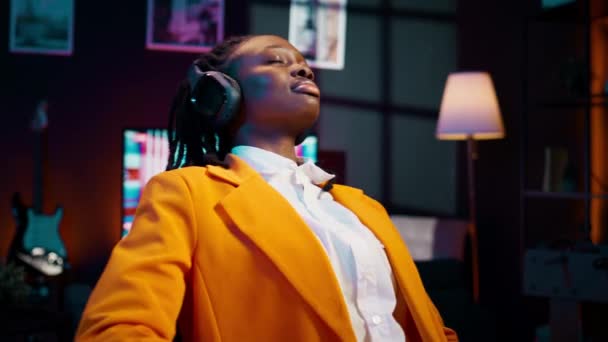 Afroamerikanischer Student Entspannt Sich Mit Ambiente Musik Über Kopfhörer Arbeitet — Stockvideo