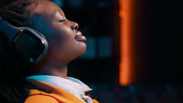 Étudiant Afro Américain Relaxant Avec Musique Ambiance Sur Écouteurs Travaillant — Video