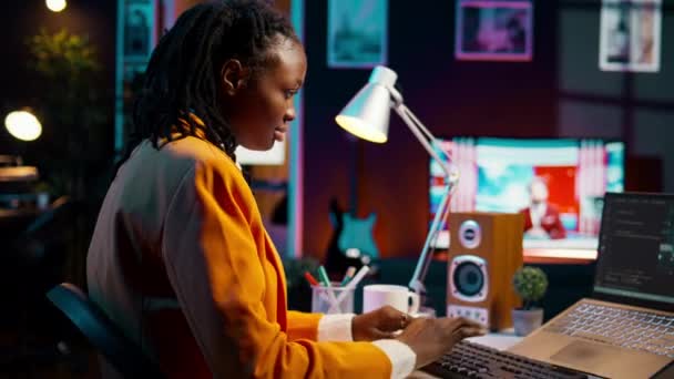 非裔美国女孩使用人工智能软件进行机器学习和云计算 即终端窗口编程语言 学习深入学习人工智能硬件的It学生 摄像头B — 图库视频影像