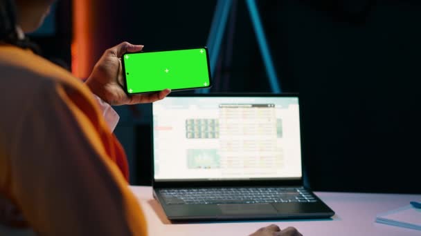 Студент Бізнесмен Дивиться Зелений Колір Додаток Телефону Вчиться Використовувати Програмне — стокове відео