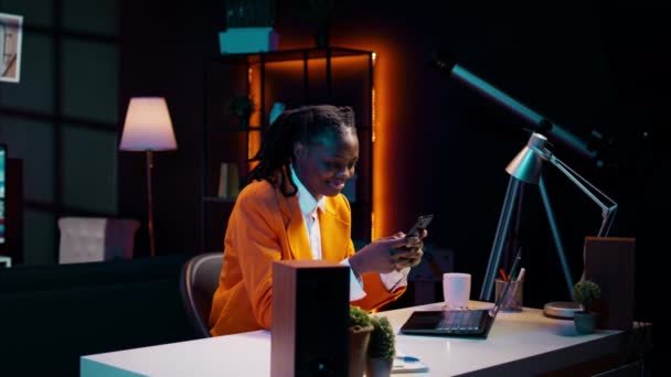 Ragazza Afroamericana Messaggiando Messaggi Smartphone Prendendo Una Pausa Dal Lavoro — Video Stock