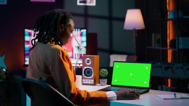 Mujer Joven Afroamericana Mira Computadora Portátil Con Pantalla Verde Sentado — Vídeo de stock
