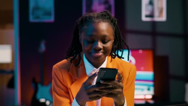 Üniversite Öğrencisi Ödevini Laptopta Yapıyor Telefonda Mesajlaşıyor Sosyal Medya Uygulamalarını — Stok video