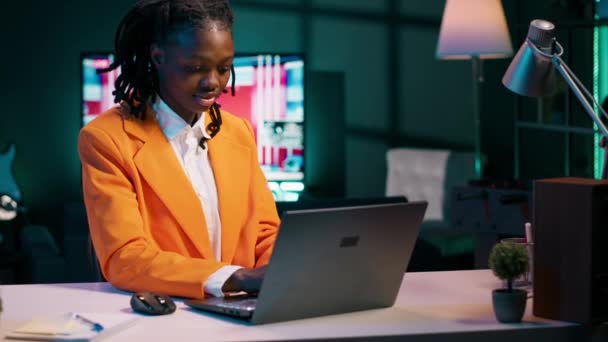 Estudante Focada Seus Estudos Home Office Com Laptop Determinada Destacar — Vídeo de Stock
