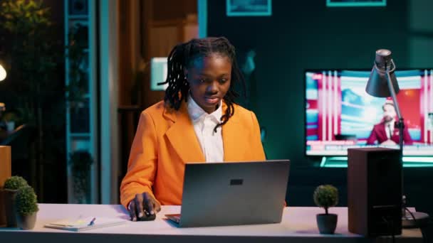 专心致志的女人在家里的办公室里勤勤恳恳地在笔记本电脑上打字 写毕业论文 完成大学作业 非裔美国学生致力于提高知识水平 相机A — 图库视频影像