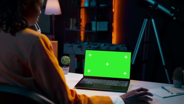 Jovem Usando Laptop Com Exibição Greenscreen Isolado Seu Escritório Casa — Vídeo de Stock