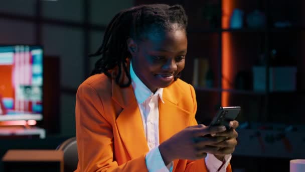 Chica Afroamericana Mensajes Texto Teléfono Inteligente Tomando Descanso Trabajar Trabajo — Vídeos de Stock