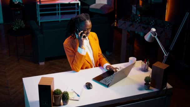Afrika Amerika Mahasiswa Menjawab Panggilan Pada Saluran Telepon Genggam Berbicara — Stok Video