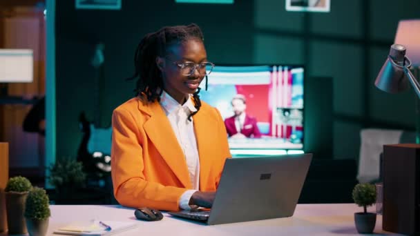 努力工作的女孩远程学习企业管理 在专门的学术平台上参加在线课程和网络研讨会 大学生对作业和项目的研究 相机A — 图库视频影像