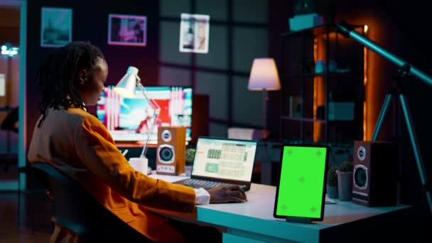 非洲裔美国商科学生看着孤立的绿屏 检查学术软件电子表格以了解税务服务 女孩使用空白版面布局的平板电脑 摄像头B — 图库视频影像