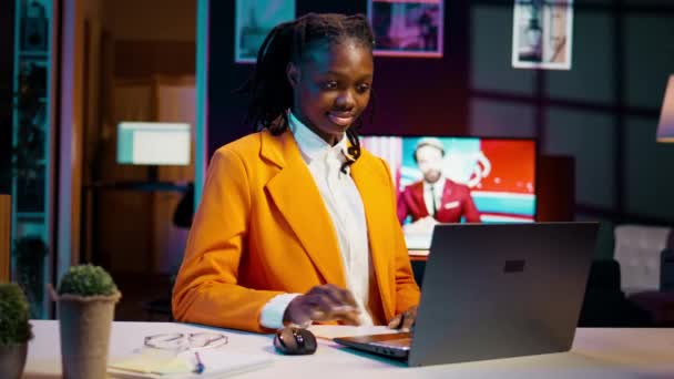 非裔美国学生利用学术网络连接平台 在网上课堂视频中与教授和同学进行交流 参加网络研讨会大学课程的女孩 摄像头B — 图库视频影像