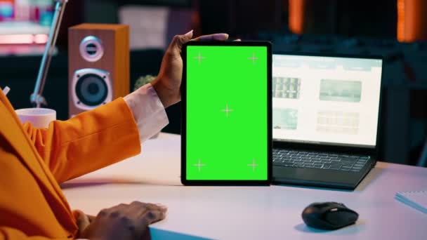 Afrikansk Amerikansk Flicka Håller Tablett Med Greenscreen Layout Genomföra Dataanalys — Stockvideo