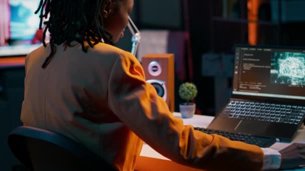 アフリカ系アメリカ人の少女は 機械学習とクラウドコンピューティング 端末ウィンドウプログラミング言語のための人工知能ソフトウェアを使用しています ディープラーニングAiハードウェアを学ぶIt学生 カメラ — ストック動画