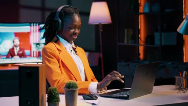 Afrikansk Amerikansk Flicka Lyssnar Professor Debatterar Senaste Lektionen Antecknar Efter — Stockvideo