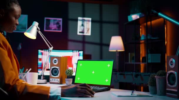 非洲裔美国女孩工作的设备显示绿屏布局 坐在办公桌前 看着铬色显示 年轻女性使用带有复制空间模型模板的笔记本电脑 摄像头B — 图库视频影像