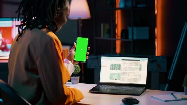 Молодая Женщина Работающая Финансовой Таблицей Зеленым Экраном Изучает Управление Деньгами — стоковое видео