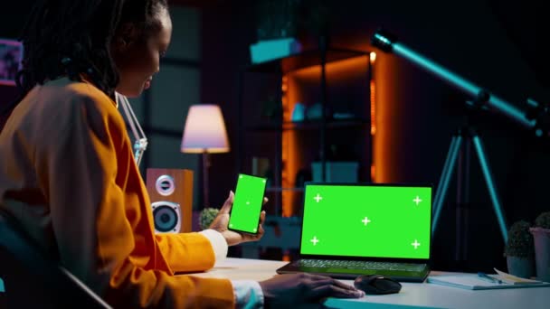 Afroamerykanka Używa Smartfona Komputera Zielonym Ekranem Patrząc Nowoczesne Urządzenia Tym — Wideo stockowe