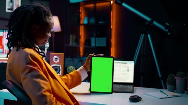 Φοιτητής Πανεπιστημίου Που Εξετάζει Greenscreen Tablet Μάθηση Χρησιμοποιούν Λογισμικό Σχέδιο — Αρχείο Βίντεο