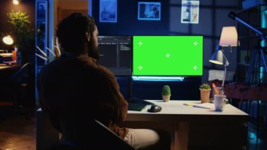 Dairenin kişisel ofisinden bilgisayar destekçisi olarak çalışan serbest çalışan bir adam yeşil ekranda kodlama yapıyor. Yazılım geliştiricisi evdeki model bilgisayara kod satırları yazıyor, kamera B