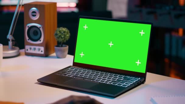 Universitaire Student Controleert Greenscreen Weergave Laptop Thuis Het Verbeteren Van — Stockvideo