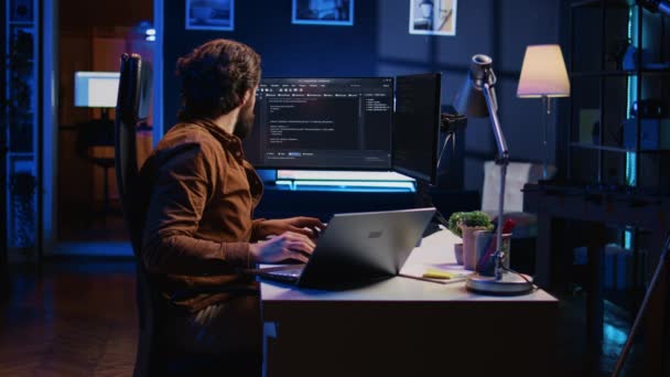 Trætte Software Programmør Arbejder Natten Derhjemme Tager Pause Fra Kodning – Stock-video