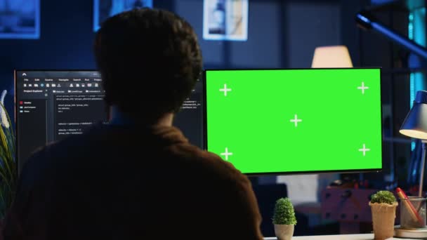 Programmør Skrive Komplekse Kode Grøn Skærm Computer Neon Lit Hjem – Stock-video
