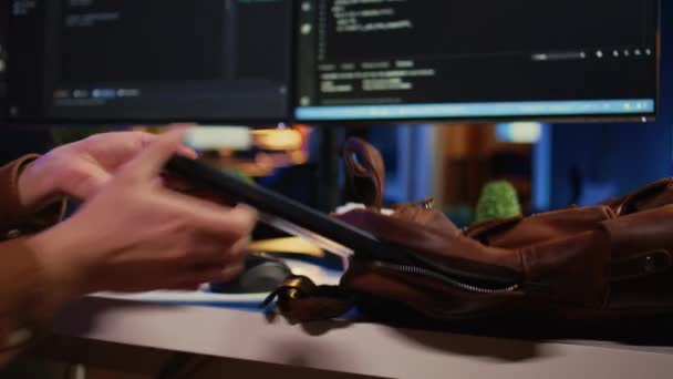 Fjernbetjening Programmør Starter Job Skift Personlige Kontor Derhjemme Tager Laptop – Stock-video