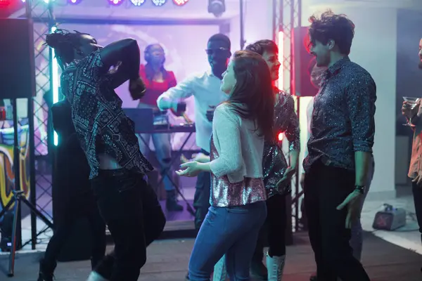 Arkadaşların Gece Kulübünde Dans Ediyor Eğleniyor Dans Pistine Çıkıyorlar Nsanlar — Stok fotoğraf