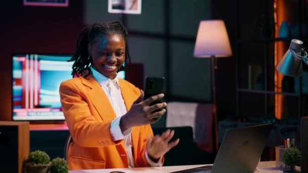 Африканский Американец Посещающий Онлайн Курс Карьеры Видеоигре Использует Смартфон Встретиться — стоковое видео